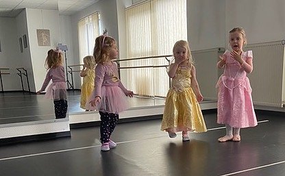 Bild: Fasching auch f&uuml;r die kleinsten T&auml;nzerinnen