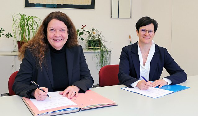 Bild: Martina Reinhardt, Abteilungsleiterin im TMBJS und Kerstin K&ouml;nig, Gesch&auml;ftsf&uuml;hrerin des Landessportbundes unterzeichnen die Zuwendungsvereinbarungen.