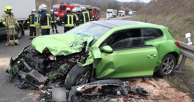 Bild: Schwerer Verkehrsunfall auf der B4
