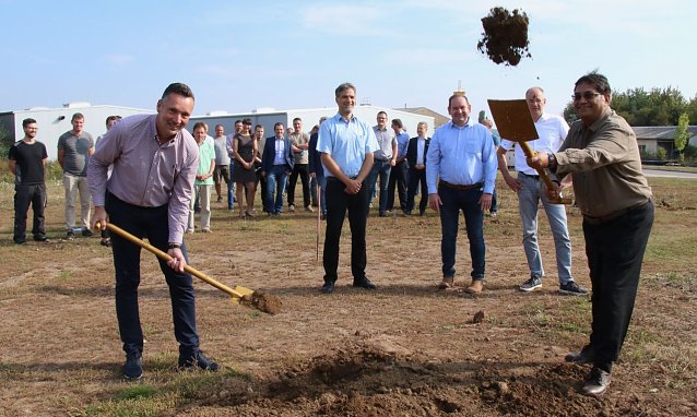 Bild: Niels Neu (links) beim Spatenstich f&uuml;r den Ausbaud der AHN-Biotechnologie im September letzten Jahres  
