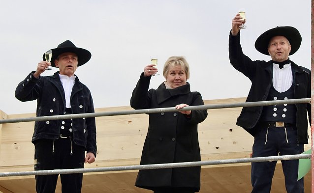 Bild: v.l Thoralf B&auml;ring (B&auml;ring Bau);Gudrun Knoch (Projektleiterin Wohnheim Diakonie Novalis); Zimmermann