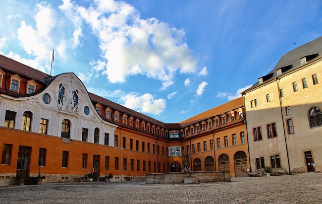 Bild: Sondersh&auml;user Schloss mit dem Blick auf das Museum