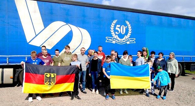 Bild: Einige der Helferinnen und Helfer vor dem, f&uuml;r die Ukraine mit Hilfsg&uuml;tern beladenen, Transporter