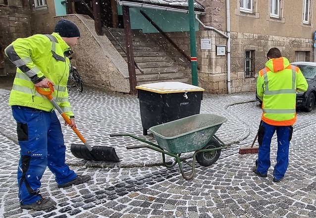 Bild: Die Mitarbeiter vom Winterdienst haben sich schon warm eingepackt