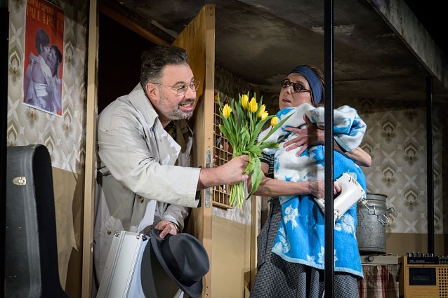 Bild: Das Ensemble des Rudolst&auml;dter Theaters l&auml;sst am Freitag die Mauer noch einmal fallen