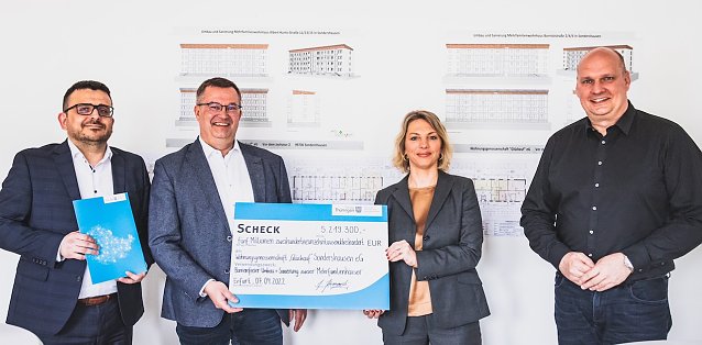 Bild: Ministerin Susanna Karawanskij &uuml;bergibt F&ouml;rdermittelbescheide
