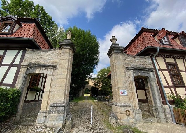 Bild: Eingang zum Schlossgarten Ebeleben