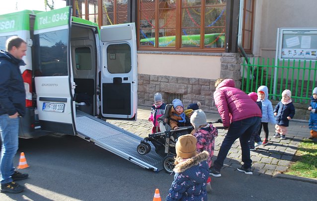 Bild: Die Kinder der Kindervilla in Bad Frankenhausen probieren den B&uuml;rgerbus aus. Mit Schwung kommt auch der Kinderwagen die Rampe hoch