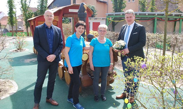 Bild: v.r. B&uuml;rgermeister Matthias Strejc ; Kerstin T&ouml;ppe; Katrin Milde; Hauptamtsleiter Thomas Koch 