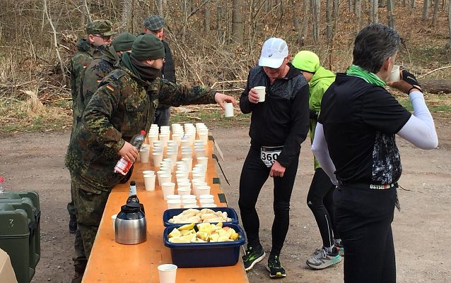 Bild: An diesen Verpflegungsst&auml;nden wartete nicht nur  Erfrischendes auf den Sportlergaumen, sondern ebenso  aufmunterndes Anfeuern.WWW.BUNDESWEH R.DE HEER
