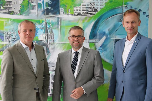 Bild: Bei der WBG sind die ersten Erfahrungen mit dem "Tag in der Praxis" positiv - v.l.: Steffen Loup, Karsten Frob&ouml;se und Sven D&ouml;rmann 