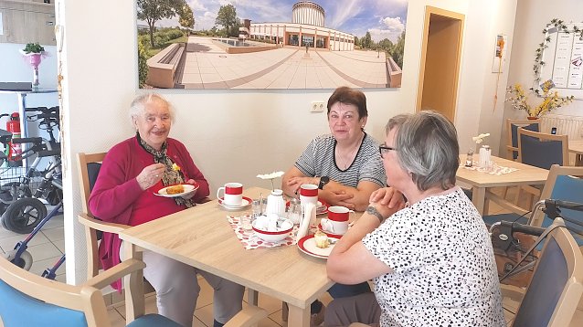 Bild: Fr&ouml;hliches Beisammensein am Tag der Offenen T&uuml;r in Barbarossagarten