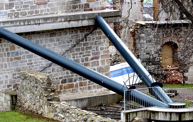 Bild: Eine spezielle Stahlkonstruktion st&uuml;tzt den Schiefen Turm von Bad Frankenhausen