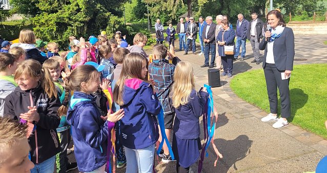 Bild: Landr&auml;tin Antje Hochwind-Hochwind-Schneider &uuml;bergibt neuen Spielplatz an die Kinder der Grundschule Wiehe 