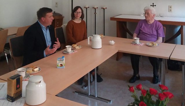 Bild: Greu&szlig;ner B&uuml;rgermeister Torsten Abicht besucht mit einer AGATHE-Mitarbeiterin das Frauentreff in der evang. Kirchengemeine Greu&szlig;en