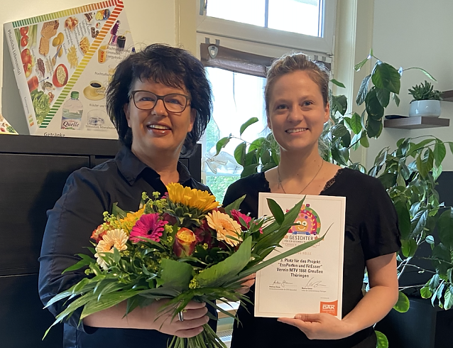 Bild:  v.l.n.r. Carina Rolle (nahm den Preis entgegen), Andrea Fischer (DAK-Chefin aus Sondershausen) 