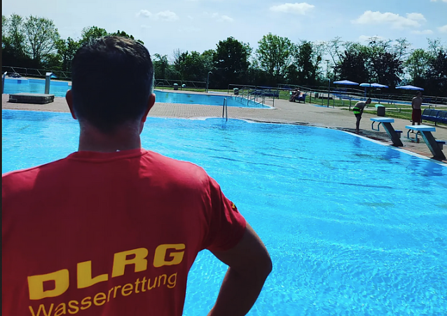 Bild: Rettungsschwimmer im Freibad