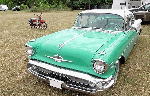Bild:  Es ist ein Oldsmobil aus dem Jahre 1957. Dieses Auto gab es als Limousine, Kombi, Coupe und Cabriolet.  