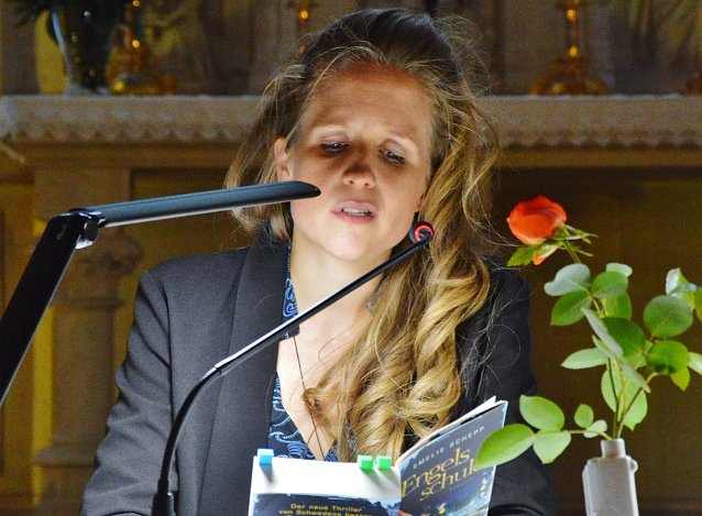 Bild: Julia Nachtmann liest zu abendlicher Stunde im Nordh&auml;user Tabakspeicher
