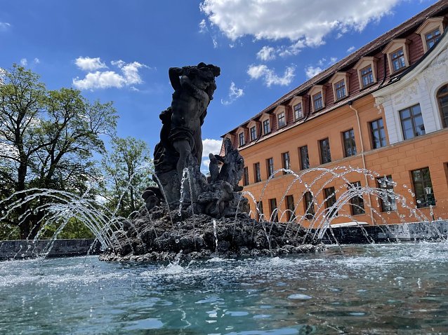 Bild: Herkulesbrunnnen im Sondersh&auml;user Schloss sprudelt wieder
