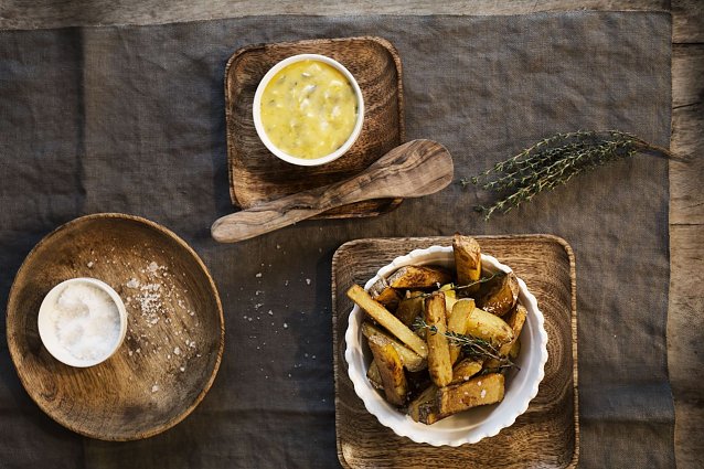 Bild: Frisch und lecker: Pommes frites lassen sich ganz einfach selbst zubereiten � zum Beispiel in der Fritteuse oder im Backofen. 