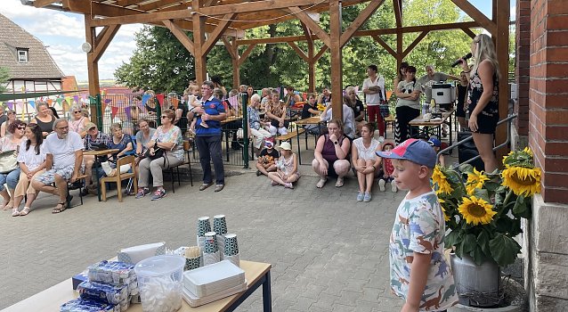 Bild: Er&ouml;ffnung des Festes durch die Leiterin Vanessa Kiele