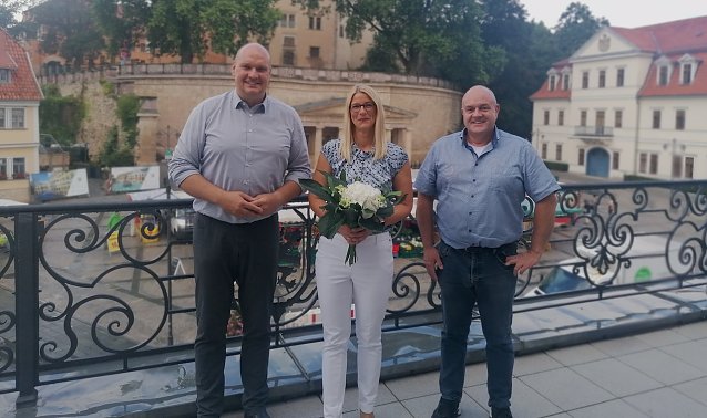 Bild: Steffen Grimm, B&uuml;rgermeister der Stadt Sondershausen (li.), und Steffen Gr&ouml;bel, B&uuml;rgermeister der Stadt Ebeleben (re.),gratulierten Kathleen K&uuml;hn (Mitte) zum Posten der neuen Gesch&auml;ftsf&uuml;hrerin der Wippertal Wohnungsbau- und Grundst&uuml;cksgesellschaft 