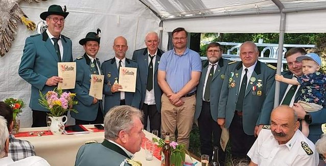 Bild: Landtagsabgeordneter Stefan Schard besuchte (5. v.l.) das Jubil&auml;um des Sportsch&uuml;tzenvereins Oberspier