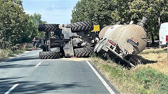 Bild: Umgekippter Traktor auf der Landstra&szlig;e