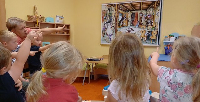Bild: Kinder und Erzieherinnen freuen sich &uuml;ber ein neues Spiel