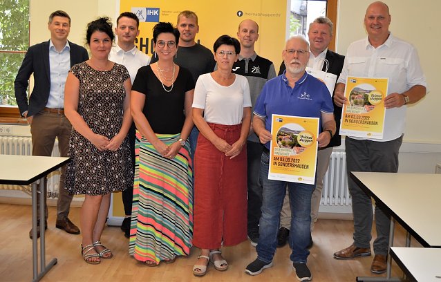Bild: (v.l.n.r.): Thomas Lotzwik, Filialbereichsleiter bei der Kyffh&auml;usersparkasse, Christian B&ouml;duel, Regionalleiter Nordth&uuml;ringen der IHK Erfurt, Angela B&ouml;hme, Mitarbeiterin der Wirtschaftsf&ouml;rderung und Innenstadtentwicklung der Stadt Sondershausen und B&uuml;rgermeister Steffen Grimm freuen sich auf das "Heimat Shoppen" in Sondershausen