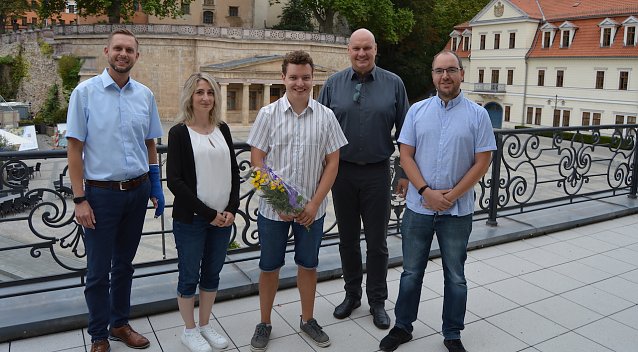 Bild: Bennet Kretzschmar (Mitte) unterzeichnete im Rathaus im Beisein von Verwaltungsleiter Stefan Aschenbrenner, Personalleiterin Diana K&ouml;nig (2.v.li), Sebastian Staudter (re.) und B&uuml;rgermeister Steffen Grimm (2.v.re.) seinen Vertrag als neuer Werkstudent in der Stadtverwaltung Sondershausen.  