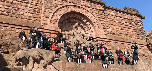 Bild: Barbarossa Pipes & Drums" auf dem Kyffh&auml;userdenkmal