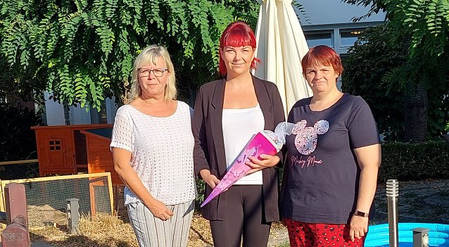 Bild: Frau Klimm (Pflegedienstleiterin) und Frau Linsel (regionale Praxisanleiterin) begr&uuml;&szlig;ten heute Celine Exel als Auszubildende zur Pflegefachfra
