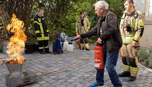 Bild: Feuerwehr zu Gast beim Behindertenverband