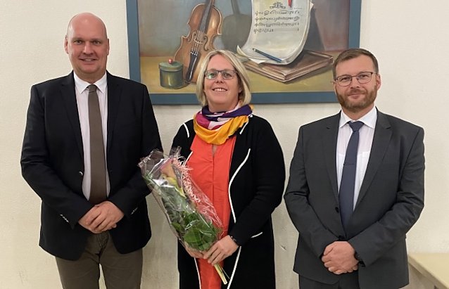 Bild: B&uuml;rgermeister Steffen Grimm (li.) und Stadtratsvorsitzender Daniel P&ouml;&szlig;el (re.) hie&szlig;en Dagmar Sonneck als neues Mitglied im Stadtrat Willkommen  