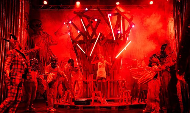 Bild: Szenenfoto aus dem Musical "Jedermann" in der Blasiikirche