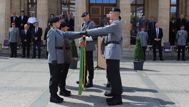 Bild: (Archiv) Fahneneid der neuen Rekruten der Bundeswehr am 25. Mai 2022 auf dem Sondersh&auml;user Marktplatz