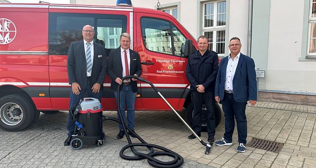 Bild: B&uuml;rgermeister Matthias Strejc (2.vl.) bei der &Uuml;bergabe des Wasser- und Schlammsaugers an die Stadt Bad Frankenhausen