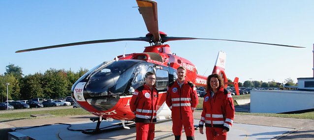 Bild: Christoph 37 und seine heutige Crew - Notarzt Patrick Heinrici, Notfallsanit&auml;terin Sandra Reich und Pilot Dominique Kranich