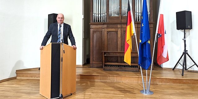 Bild: B&uuml;rgermeister Steffen Grimm er&ouml;ffnete den Festakt zum Tag der Deutschen Einheit im Carl-Schroeder-Saal.