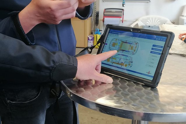 Bild: Die Bergungsarbeiten bei E-Autos stellt Einsatzkr&auml;fte vor Herausforderungen, f&uuml;r die es spezielle Schulungen bedarf