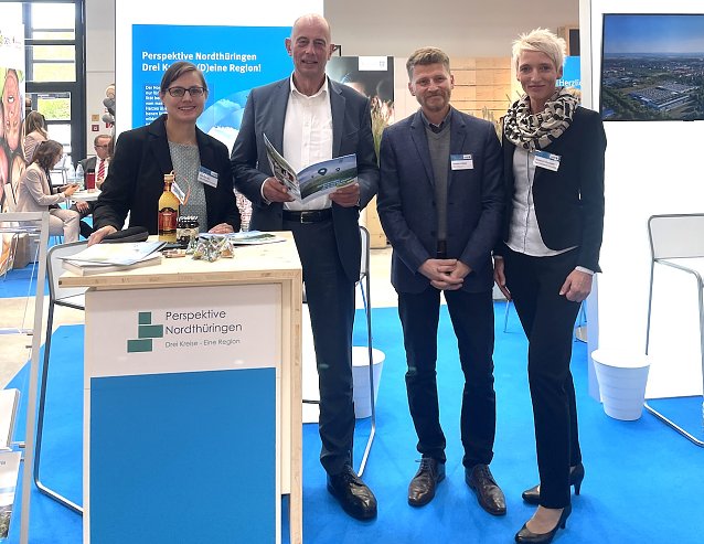 Bild: v.l.n.r. D&ouml;rte Suberg (Projektleiterin Regionalmanagement Nordth&uuml;ringen), Wirtschaftsminister Wolfgang Tiefensee, Christian Fr&ouml;hlich (Stadt M&uuml;hlhausen), Rebecca Vangangelt (Regionalmanagerin Unstrut-Hainich-Kreis)  