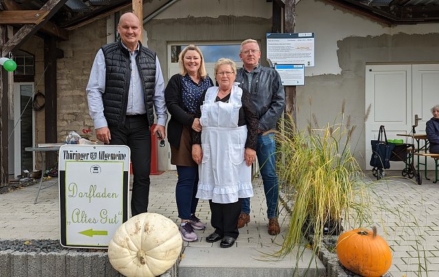 Bild: B&uuml;rgermeister der Stadt Sondershausen, Steffen Grimm, Verkaufsstellenleiterin im Dorfladen Altes Gut, Anke Arndt, die ehemalige Ortsteilb&uuml;rgermeisterin Gudrun Oesterheld und Ortsteilb&uuml;rgermeister von Berka, Steffen Kellermann, freuten sich &uuml;ber die vielen Besucher beim Herbstmarkt.