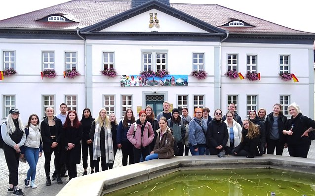 Bild: Th&uuml;ringer Berufssch&uuml;ler besuchten Bad Frankenhausen und seine Sehensw&uuml;rdigkeiten. Zum Abschluss ihrer Exkursion versammelten sie sich vor dem Rathaus
