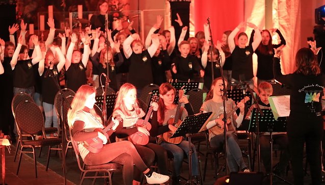 Bild: Projekt "Ukulele trifft Licht" in der Trinitatiskirche