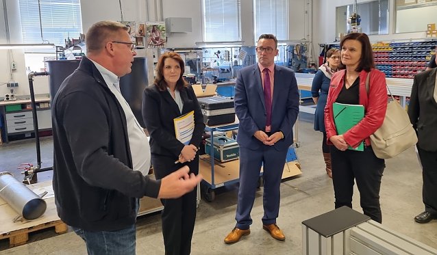 Bild: Dr. Katja B&ouml;hler (2.v.l.), Staatssekret&auml;rin f&uuml;r Forschung, Innovation und Wirtschaftsf&ouml;rderung im Th&uuml;ringer Ministerium f&uuml;r Wirtschaft besuchte das Unternehmen ICS Industriedienstleistungen GmbH in Ro&szlig;leben; Gesch&auml;ftsf&uuml;hrer Heiko Lange (1.v.l.); Landr&auml;tin Antje Hochwind-Schneider (SPD) 1.v.r.; B&uuml;rgermeister Steffen Sauerbier (SPD) 2.v.r. 