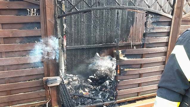 Bild: Ein Carport- und M&uuml;lltonnenbrand wurde wahrscheinlich durch hei&szlig;e Asche verursacht