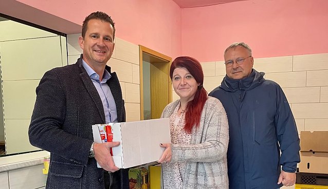 Bild: v.r.n.l. J&uuml;rgen Rauschenbach, Gemeinn&uuml;tzige F&ouml;rderungsgesellschaft Arbeit und Umwelt mbH, Sandy Bu&szlig;e, bereits seit 18 Jahren im Dienst f&uuml;r Tafel-Bed&uuml;rftige, und Dr. Christian Weberus, Gesch&auml;ftsf&uuml;hrer KMG Klinikum Sondershausen.