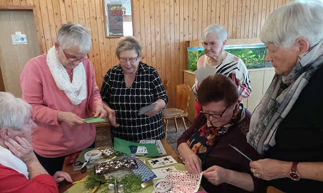 Bild: Vorweihnachtliches Basteln bei der Volksolidarit&auml;t